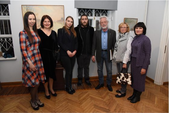 Зліва направо: кураторка виставки “Микола Кричевський. Мистець і світ” Ганна Лексіна, директорка Музею української діаспори Оксана Підсуха, Юлія та Василь Кричевські, Майкл Блейзер, президент інвестиційної компанії “SigmaBleyzer”, Наталія Блейзер, віце-президент інвестиційної компанії “SigmaBleyzer” та Валентина Подгорна, голова правління Благодійного фонду “ДАР”. На відкритті виставки “Микола Кричевський. Мистець і світ” в Музеї української діаспори. 2018. Фото - Олександр Авраменко / Музей української діаспори